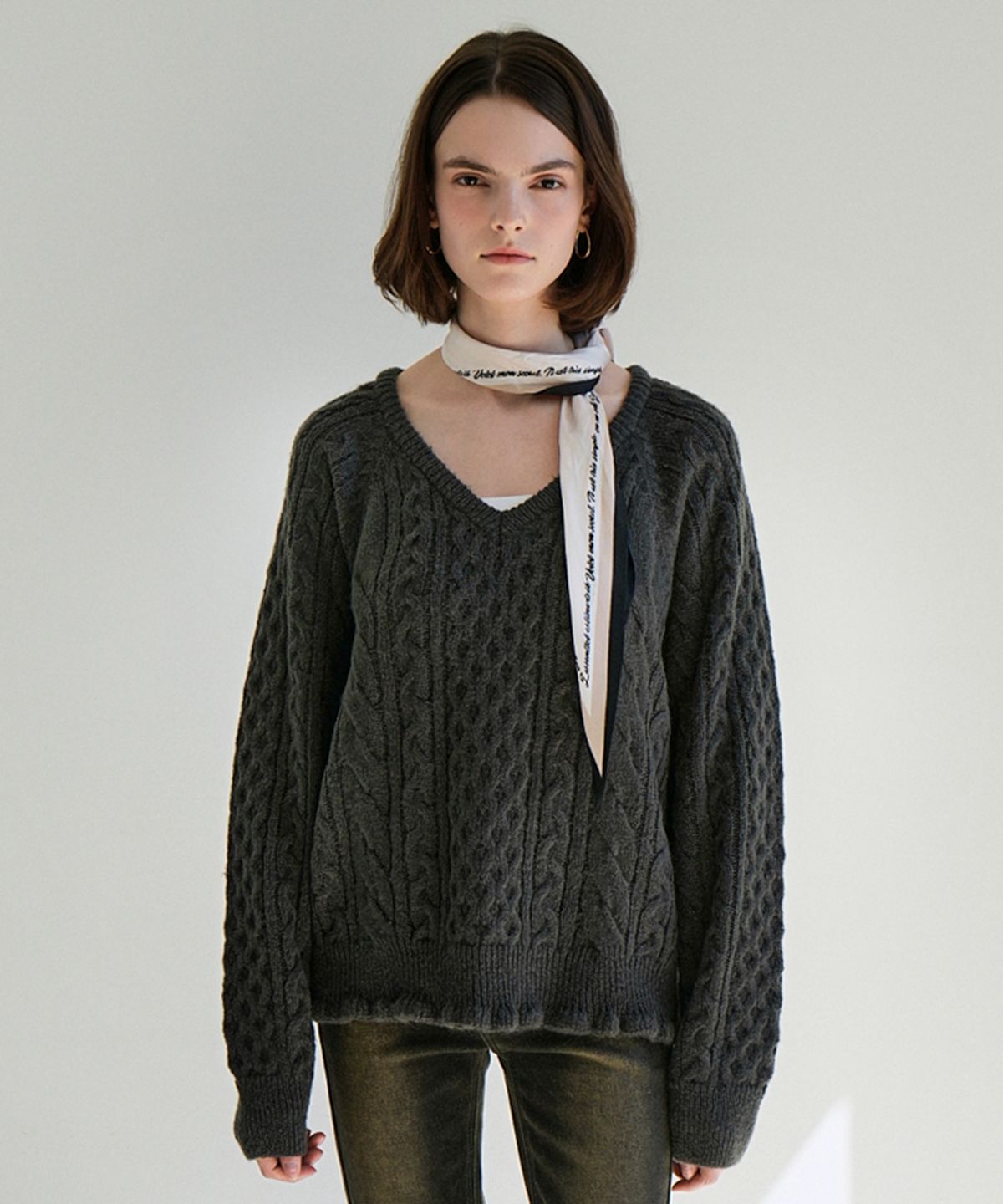 블레티(VLETI) Wool Mohair Cable & Bobble V-Neck Raglan Knit(chacoal)