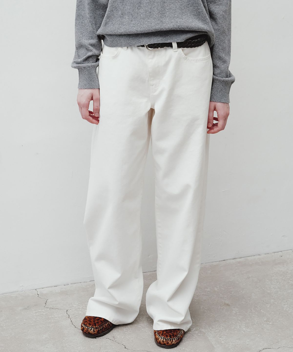 르(LE) peach-finish washed loose-fit pants (ivory)