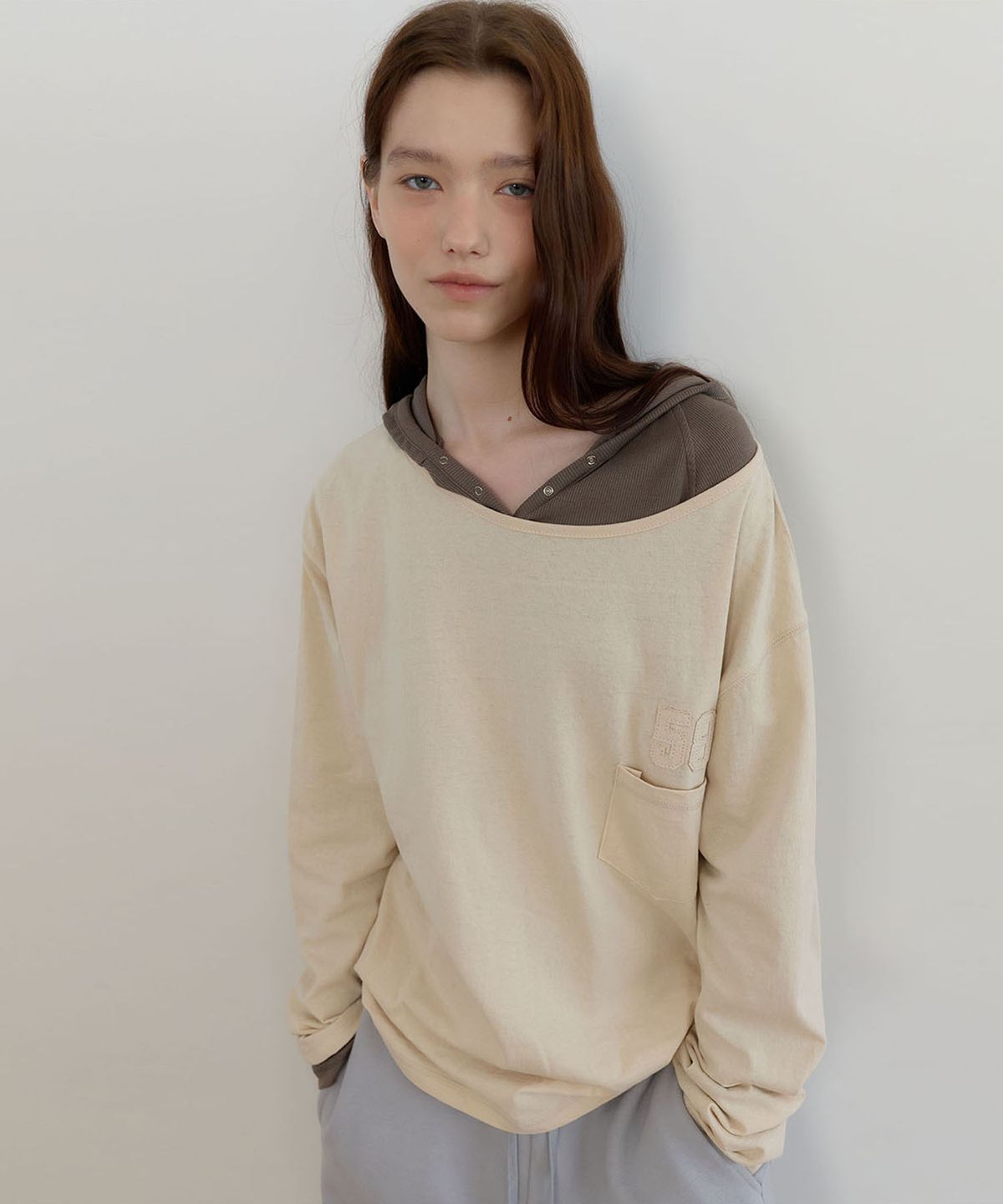 아우로(OURO) PATCHED POCKET OFF SHOULDER T [ BUTTER ]