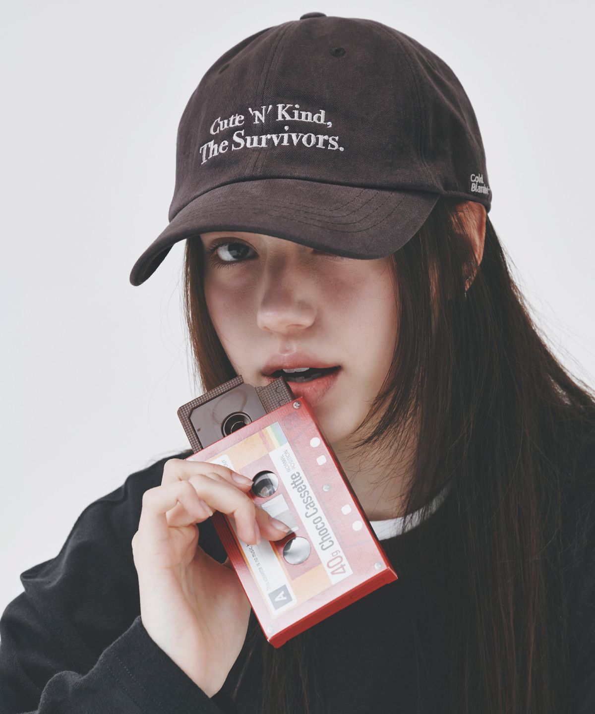 콜드블랭킷(COLD BLANKET) 큐트 앤 카인드 레터링 볼캡 브라운
