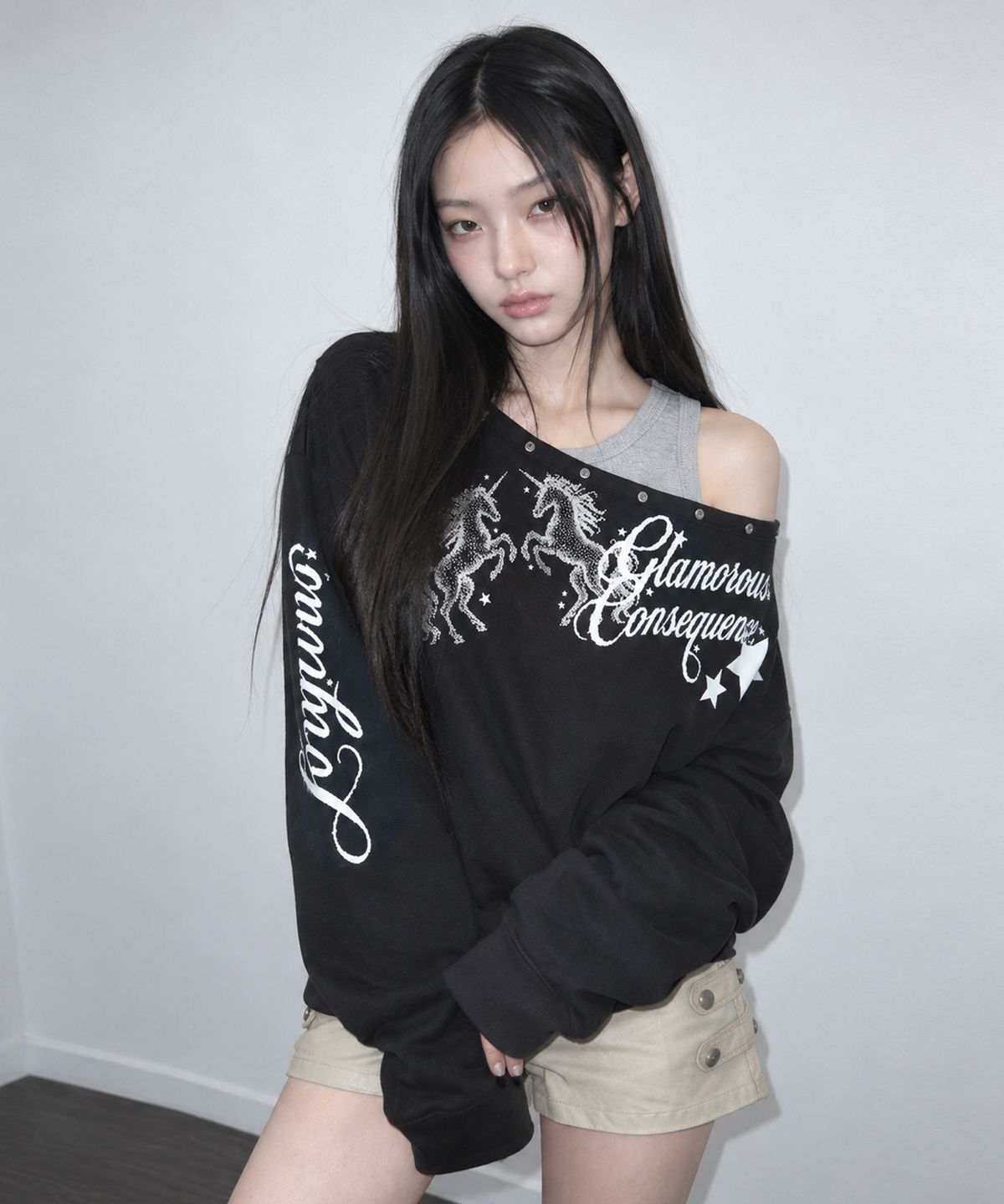 그레이가이즈클럽(GREYGUYSCLUB) 스타 라이더 원숄더 스웻 셔츠 2color