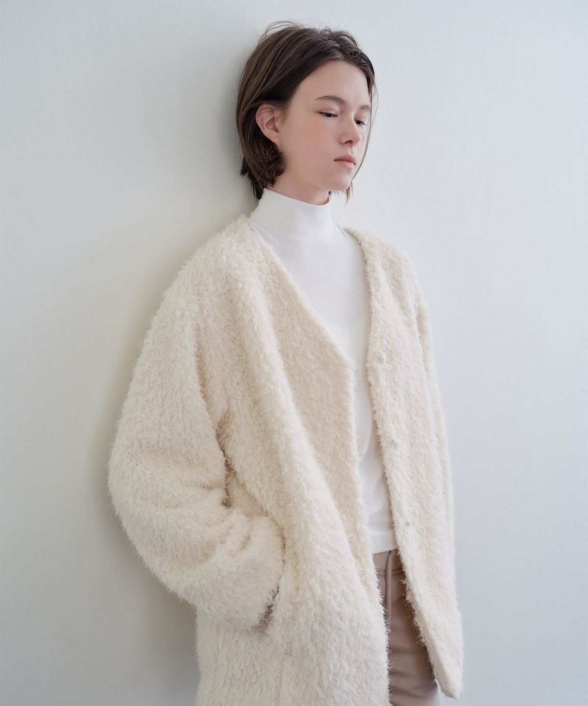 아이토브 서울(ITOV SEOUL) 브이넥 루즈 퍼 가디건 ivory