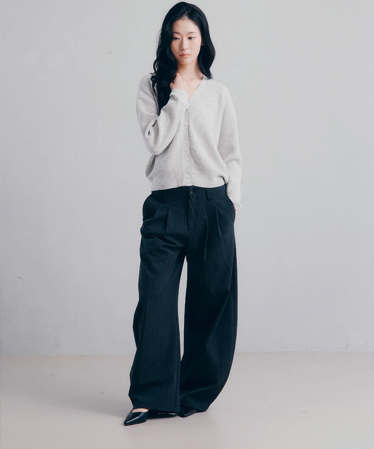 셉템버투웨니(SEPTEMBER TWENTIETH) Pinstripe Curve Wide Pants_Charcoal