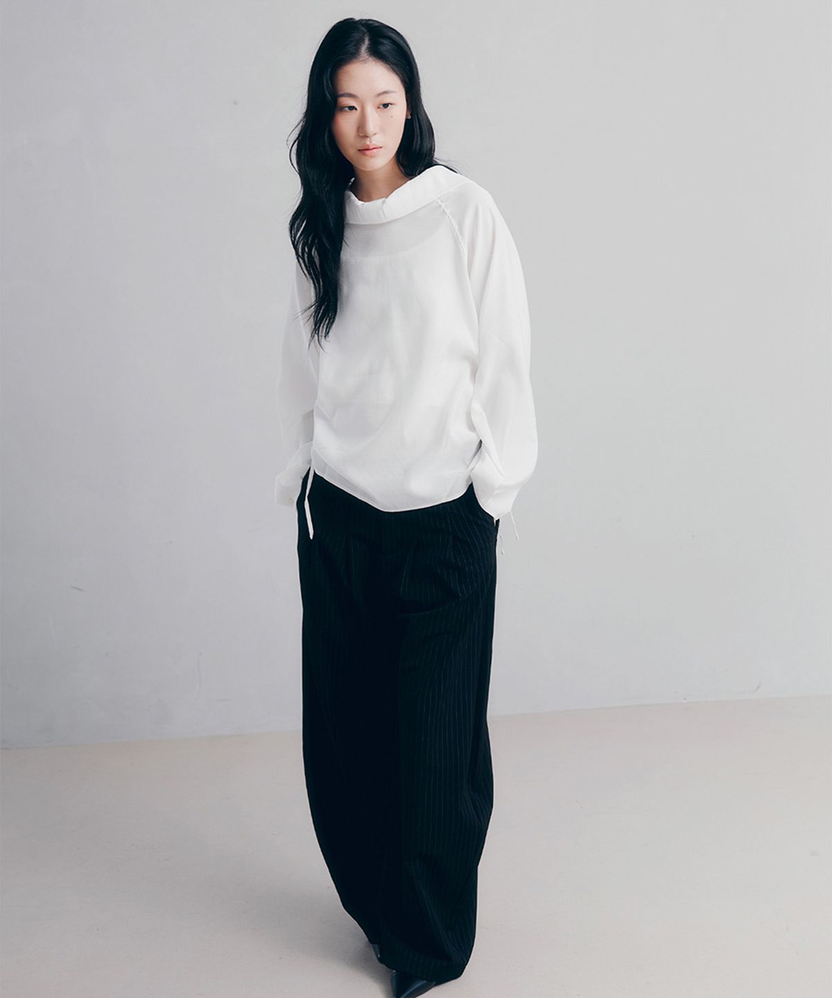 셉템버투웨니(SEPTEMBER TWENTIETH) Pinstripe Curve Wide Pants_Black