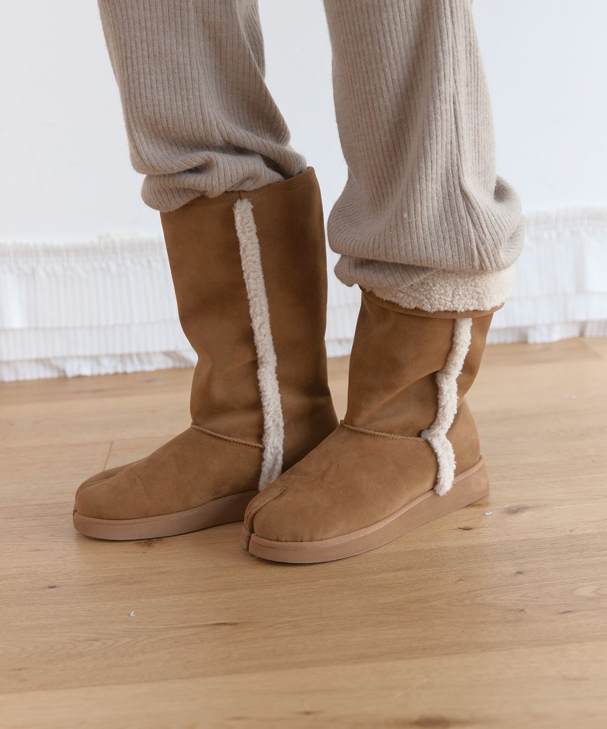 아수라(ASURA) TABI SHEARLING BOOTS (CASHEW NUT)