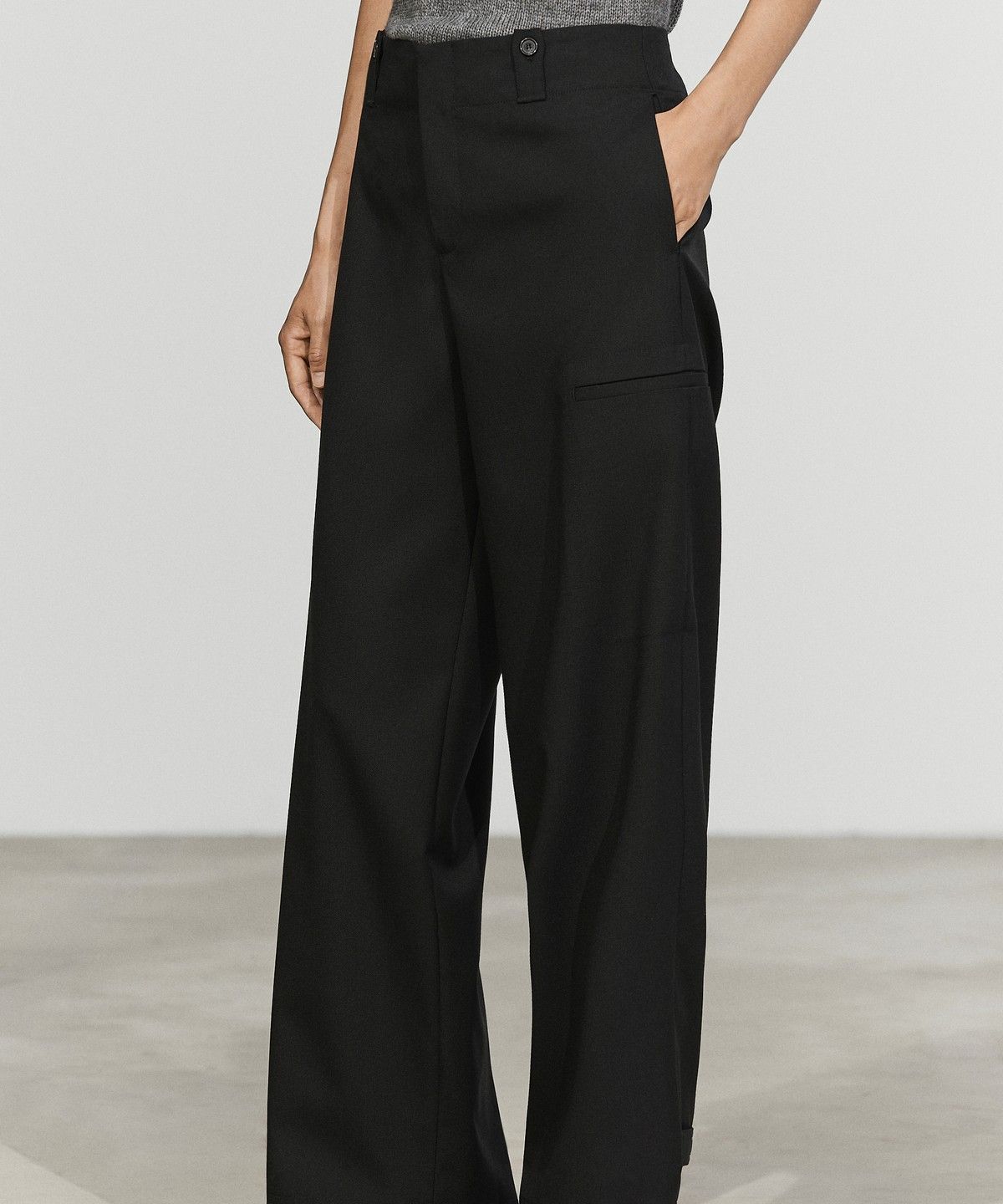 마시모두띠(MASSIMO DUTTI) 밑단 버튼 디테일 카고 스타일 팬츠