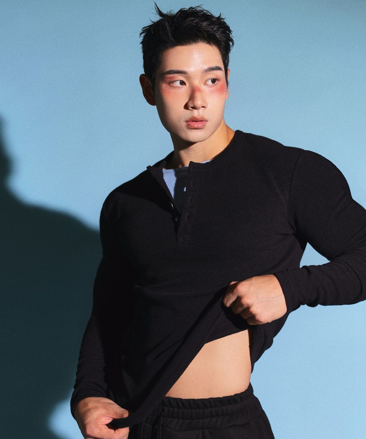 핸틀(HENTLE) 헨리넥 레이어드 바디핏 티셔츠(블랙/스카이블루)