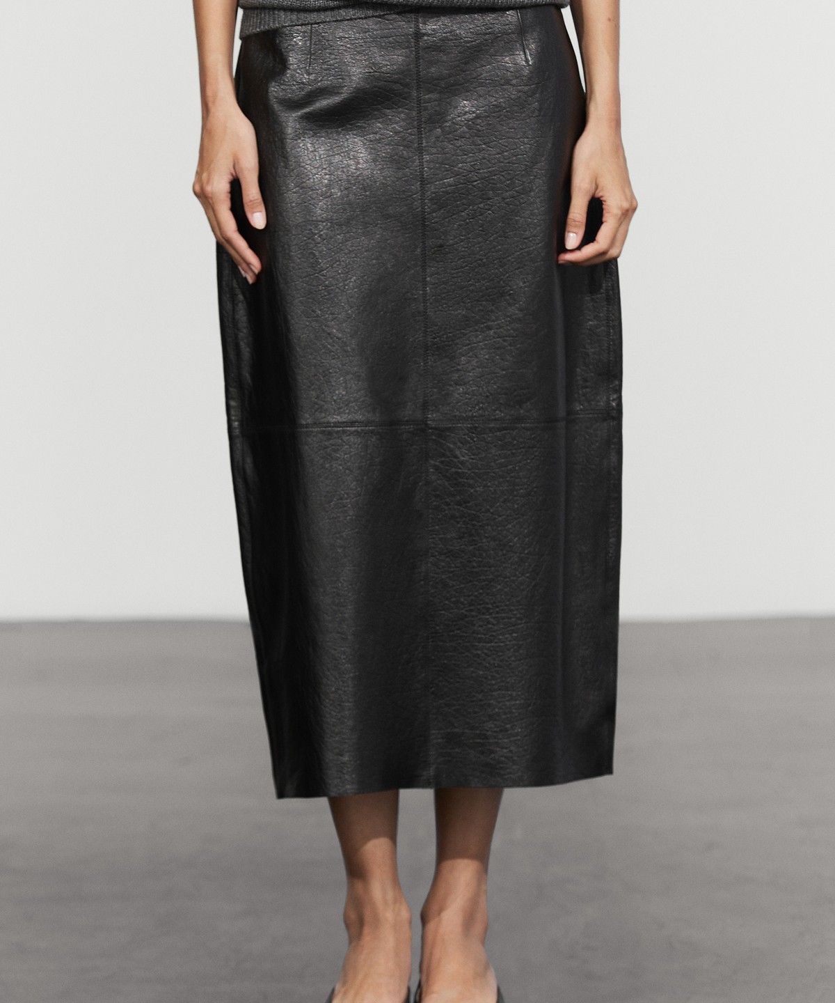 마시모두띠(MASSIMO DUTTI) 벌룬 실루엣 나파 가죽 미디 스커트