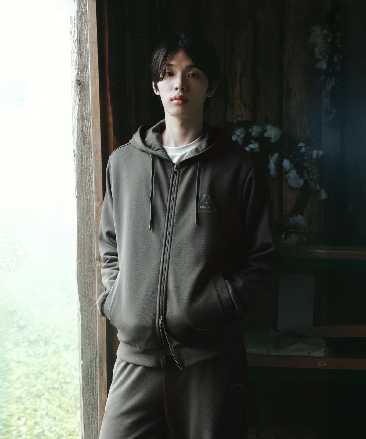 스노우피크 어패럴(SNOWPEAK APPAREL) 약기모 그래픽 후드 집업 (S26WUFFJ68) Dark Khaki