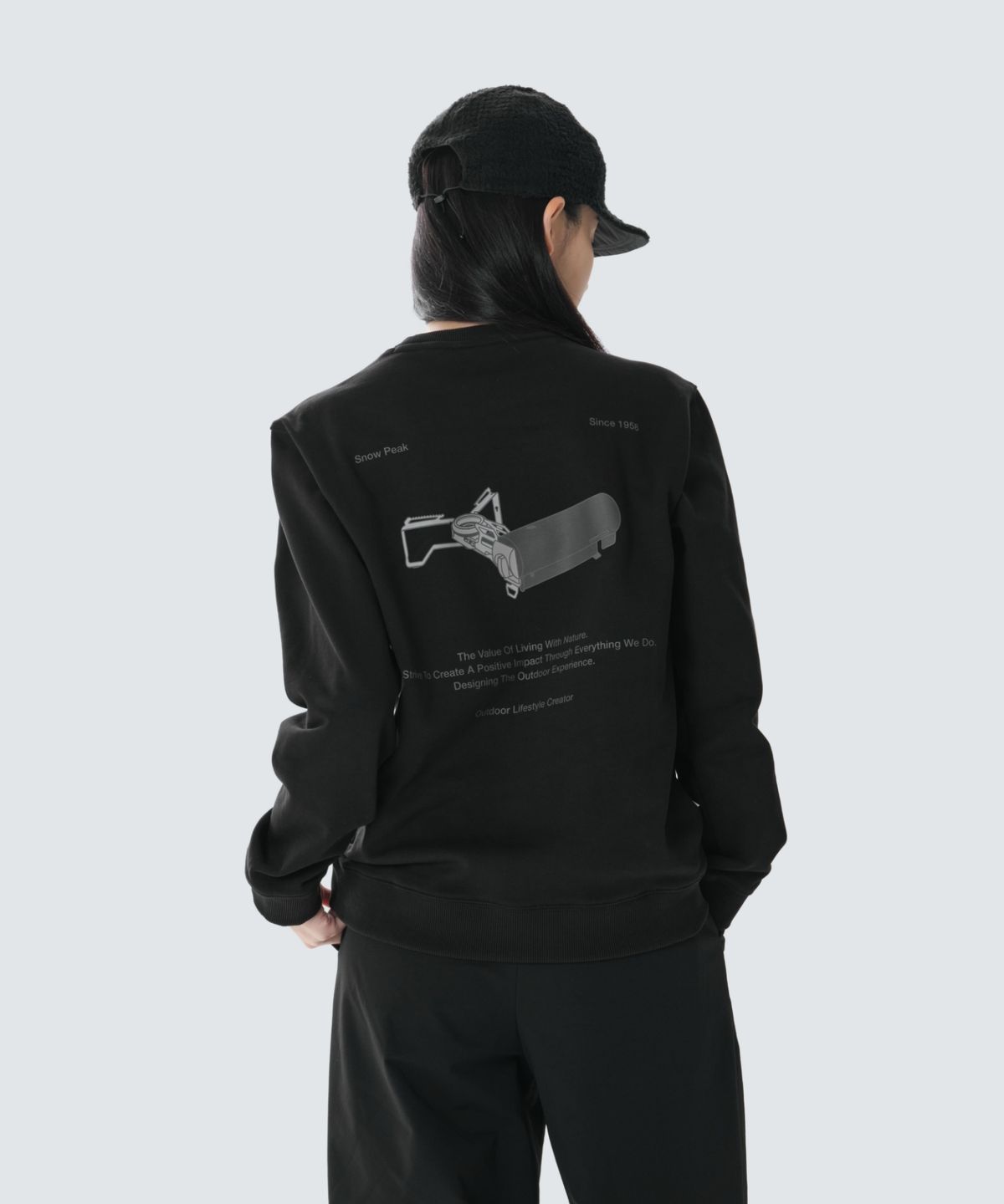 스노우피크 어패럴(SNOWPEAK APPAREL) 약기모 버너 그래픽 맨투맨 (S26WUFHT66) Black