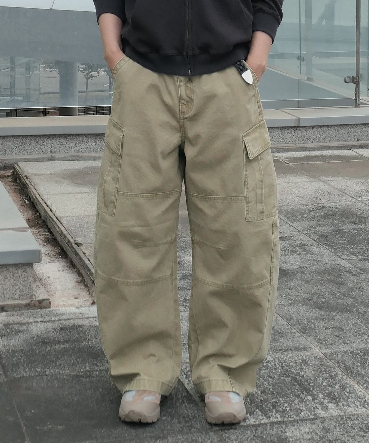 브랜디드(BRANDED) CURVED CARGO PANTS [WASHED KHAKI]