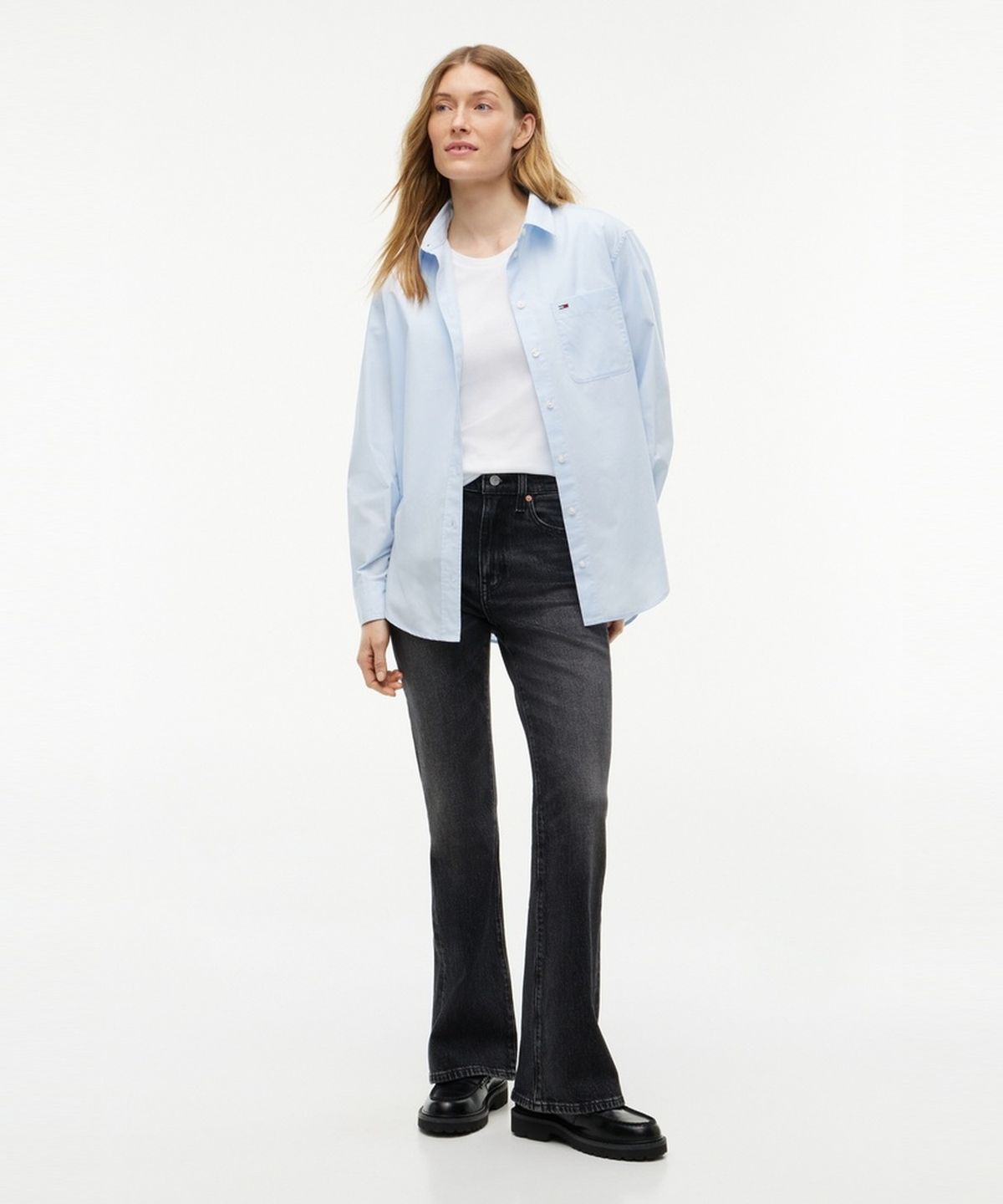 타미진스(TOMMY JEANS) 실비아 플레어 핏 하이라이즈 워시드 데님 팬츠 (T32G7NEF52TWT11BZ)