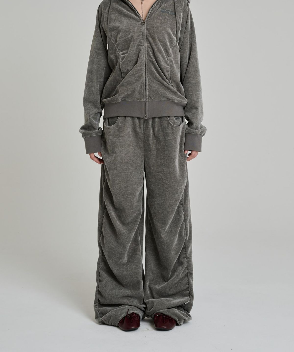 오디너리 홀리데이(ORDINARY HOLIDAY) VELOUR WIDE SWEAT PANTS [GRAY]