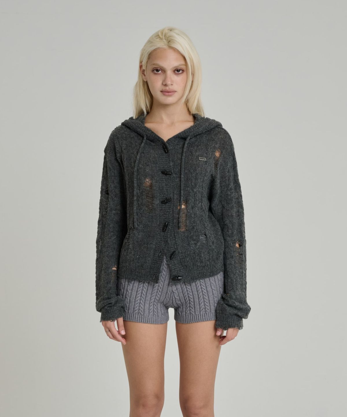 오디너리 홀리데이(ORDINARY HOLIDAY) DAMAGED CROPPED CARDIGAN [CHARCOAL]