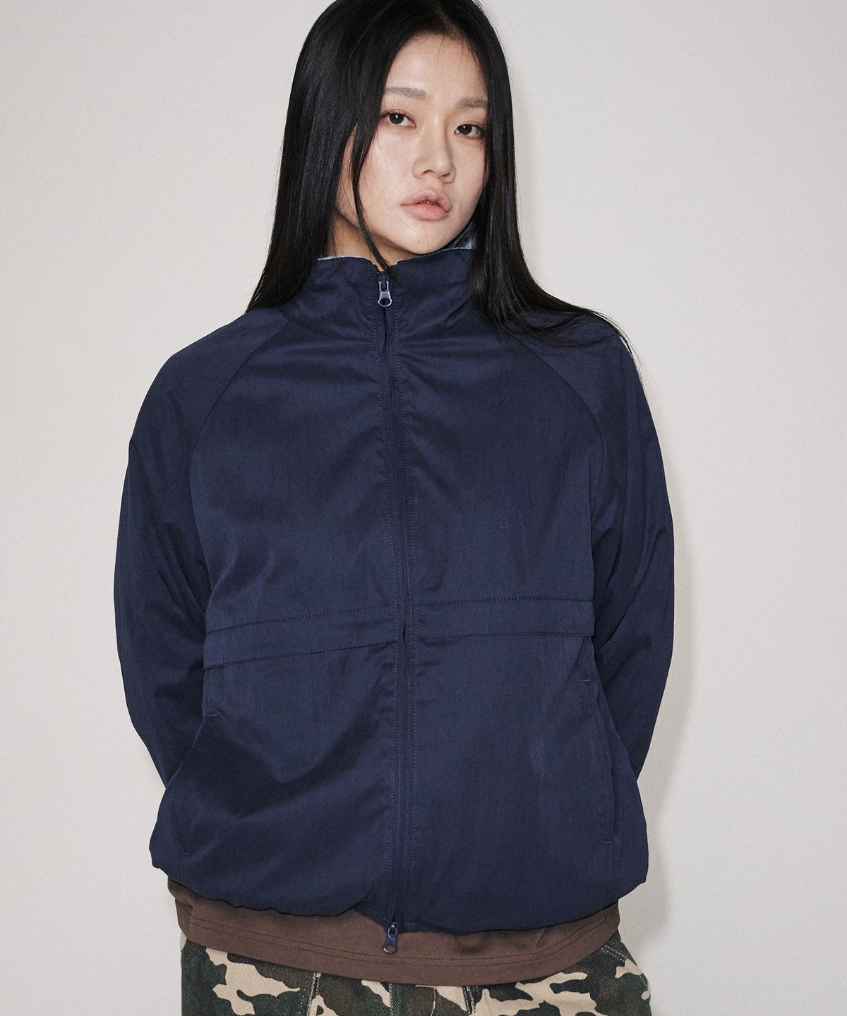 유니버스 가먼트(UNIVERSE GARMENT) 투웨이 스탠드넥 자켓_NAVY