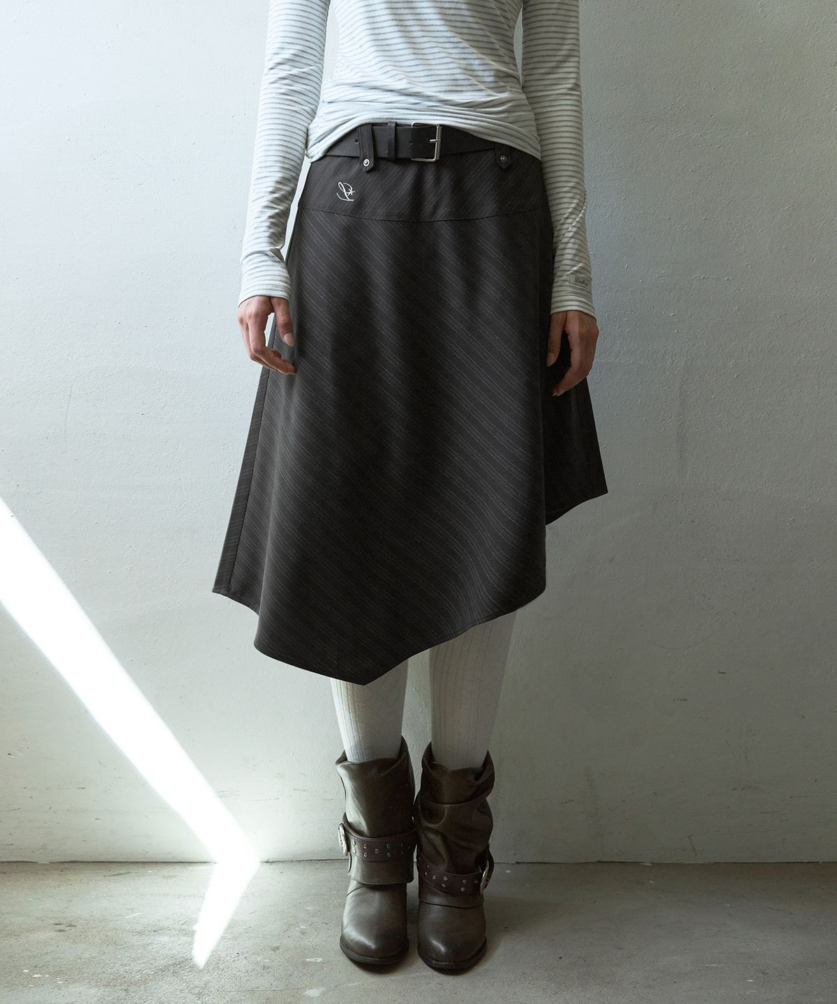 레더리(LEATHERY) 언발란스 미디 스커트 [CHARCOAL STRIPE]