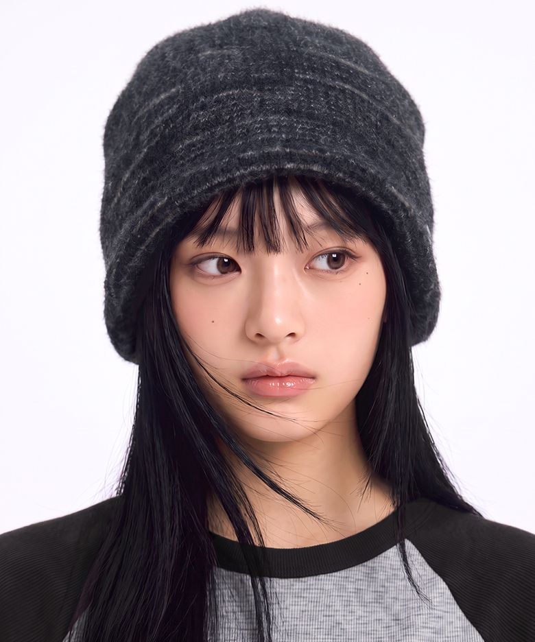 FUZZY BUTTON BEANIE [BLACK]