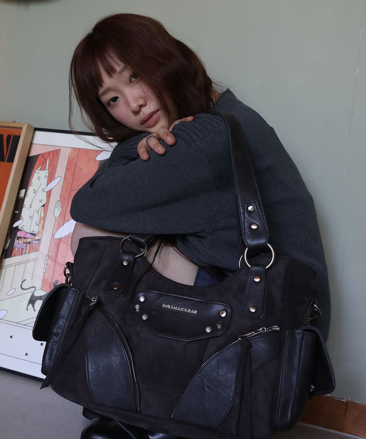 이우가마카라스(IUGAMAKARAS) Studded Suede Shoulder Bag (Charcoal)