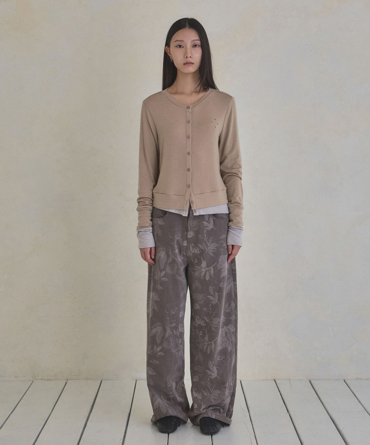 실롯(SEALOT) Cinch Back Flower Pigment Cotton Pants (Walnut)