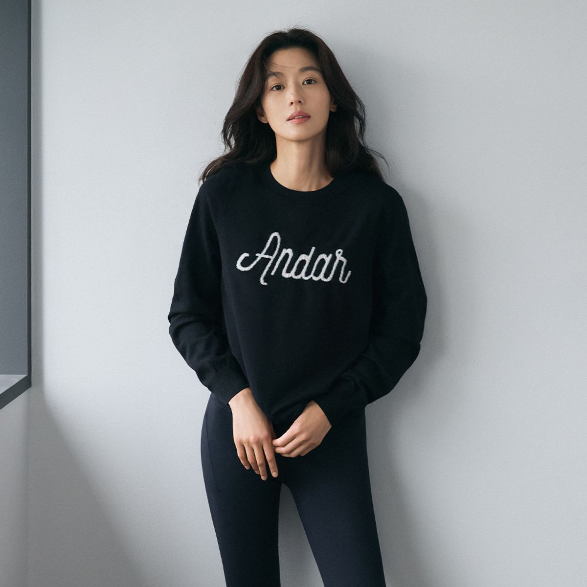 안다르(ANDAR) [워셔블] 시그니처 로고 니트