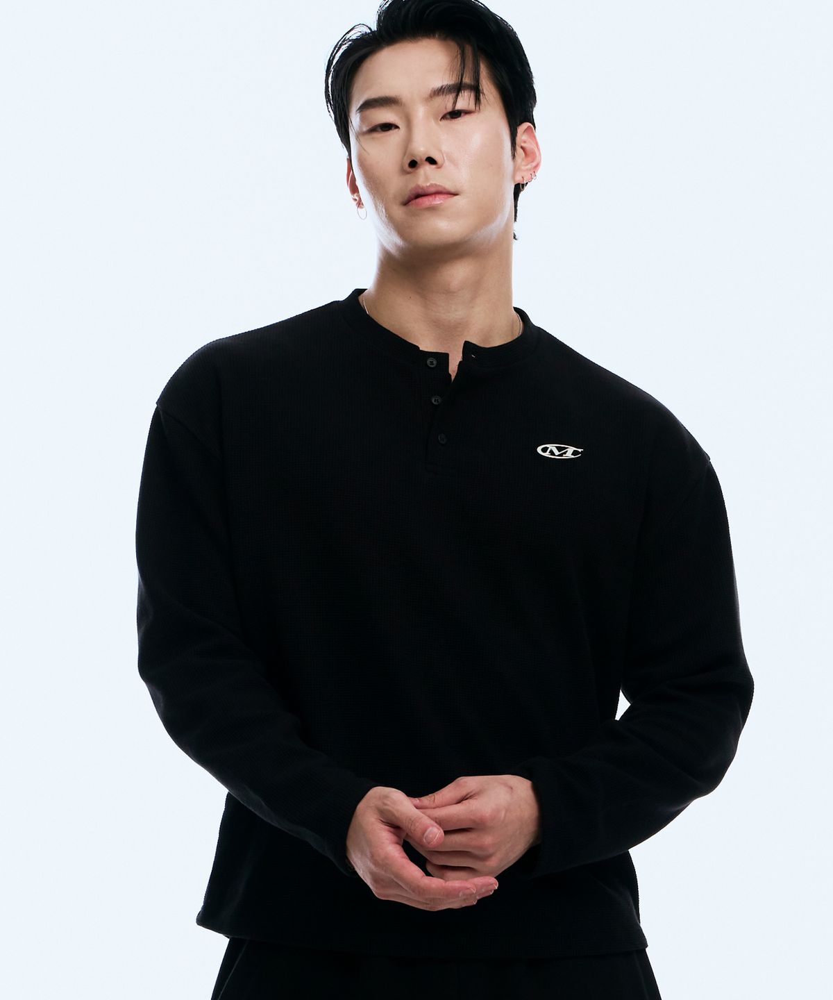 미학(MIHAK) 메탈 로고 와플 헨리넥 롱 슬리브 (BLACK)
