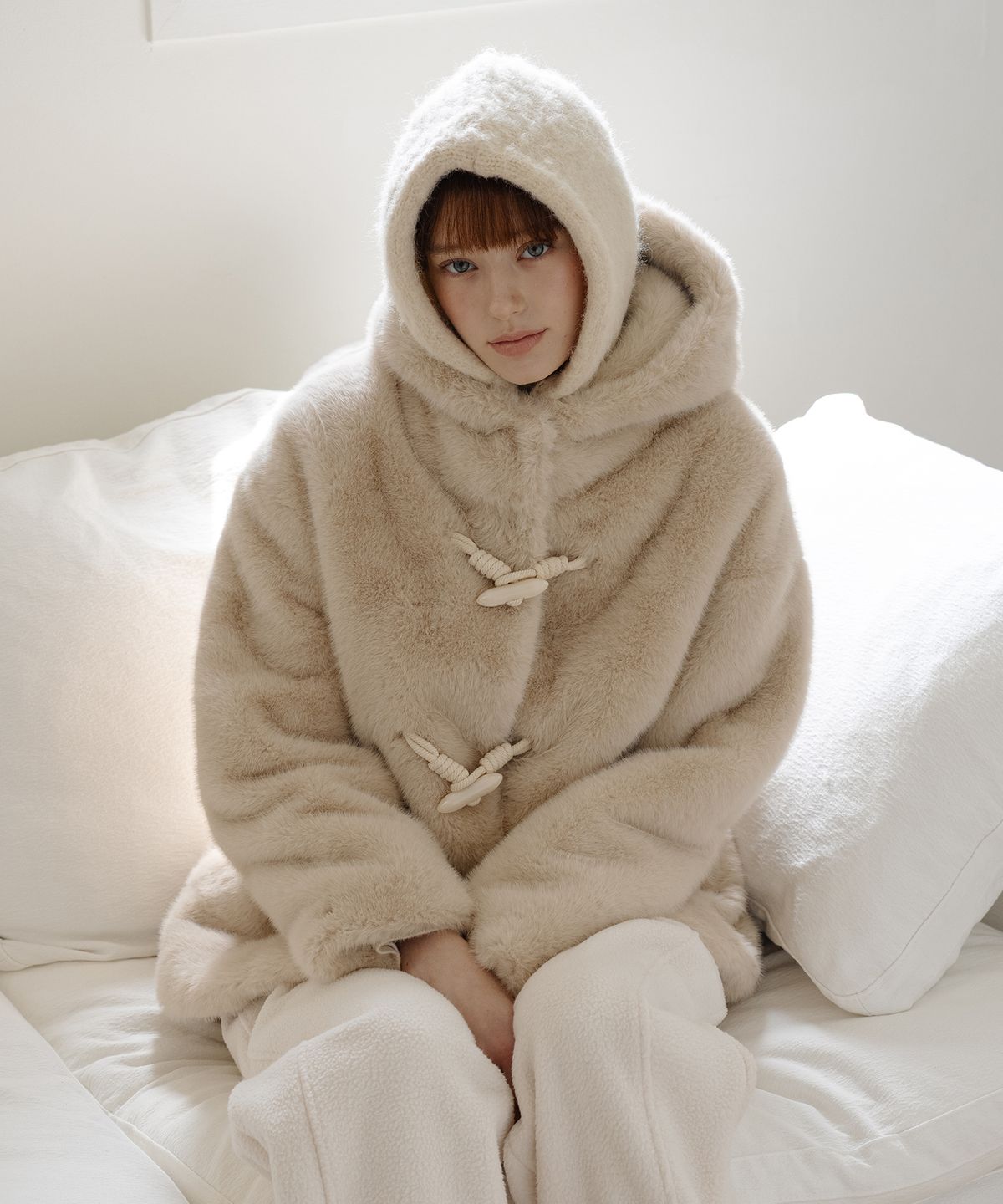 클루니(CLUNY) Creamy Hood Toggle Fur Coat - Beige