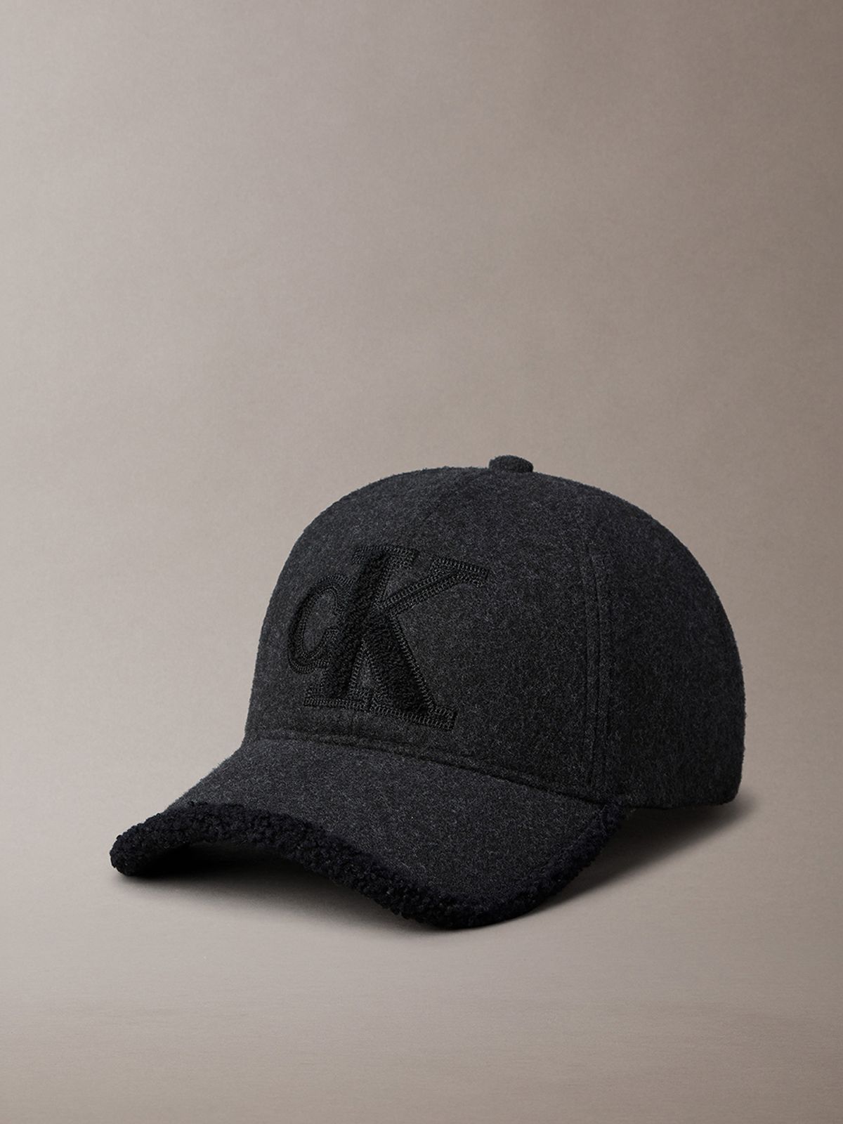 캘빈클라인 진(CALVIN KLEIN JEANS) 여성 펠트 셜파 셔닐 로고 볼캡 4F5092G UB1