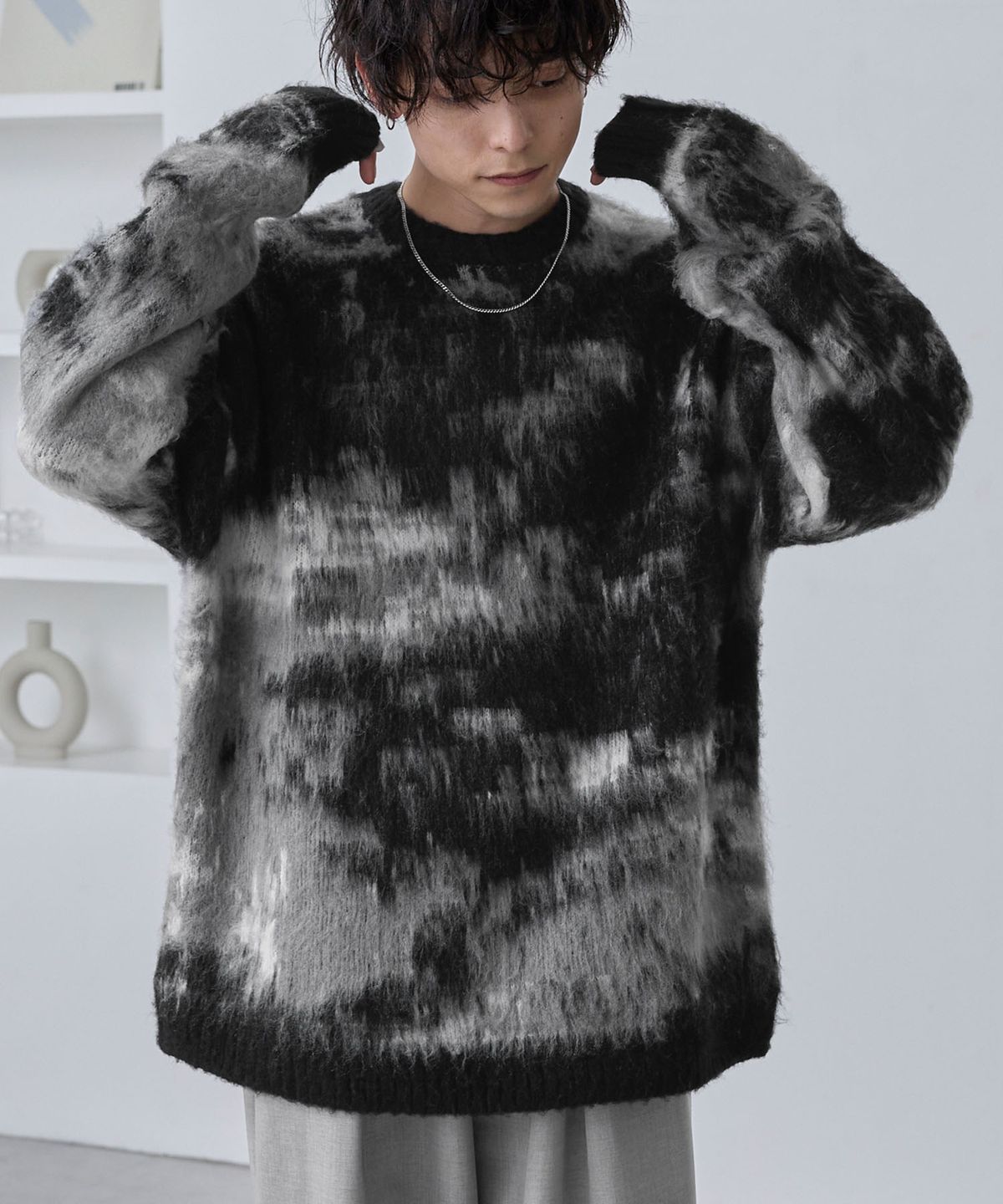 모노마트(MONO-MART) Abstract Shaggy Mohair-Like Loose Crew Neck Knit