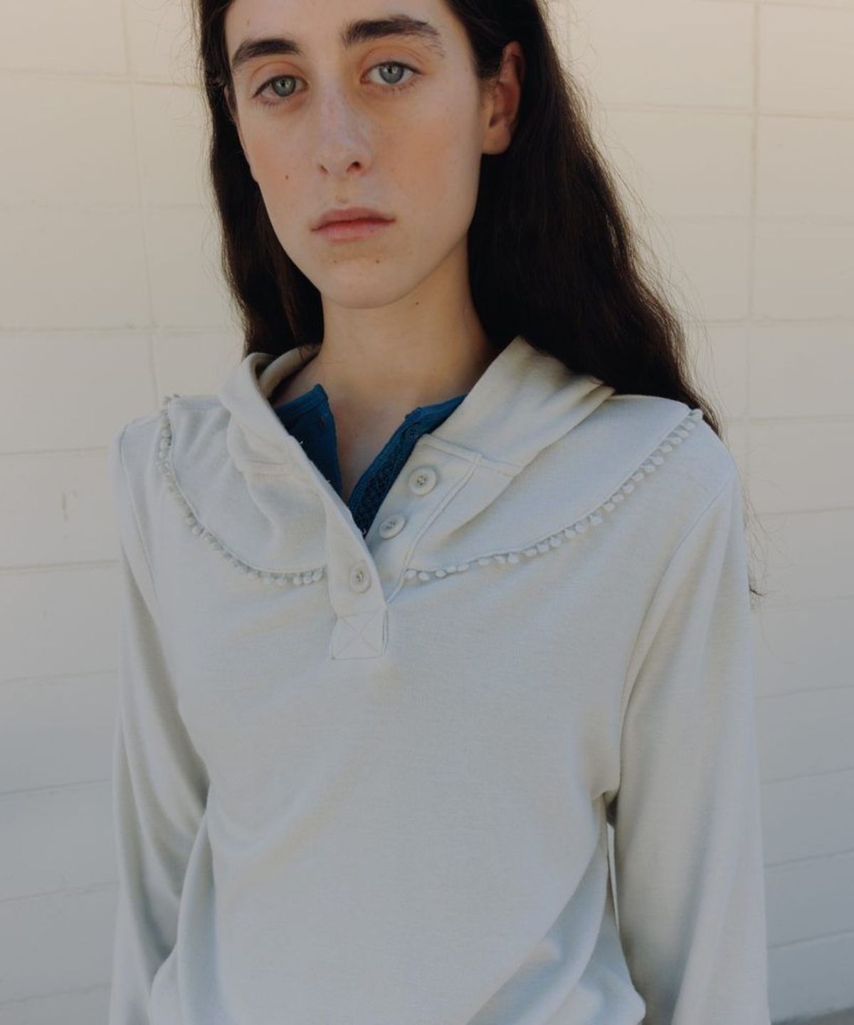 앤니즈(ANDNEEDS) Delphi button hoodie tee (sage)