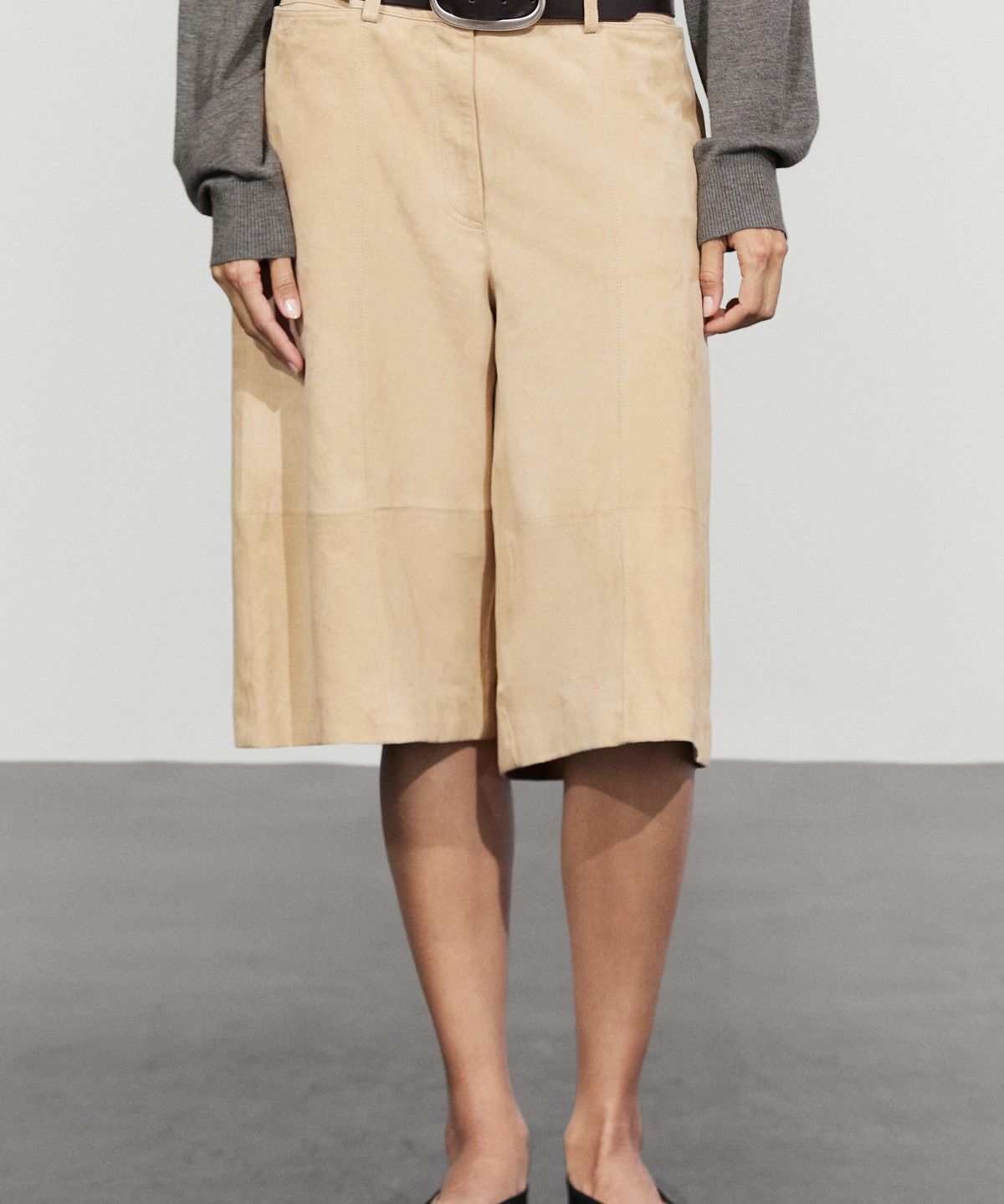 마시모두띠(MASSIMO DUTTI) 롱 스웨이드 가죽 버뮤다 팬츠