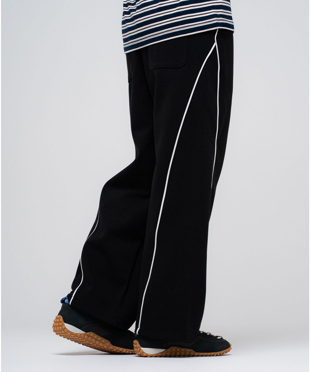 이피티(EPT) CURVED PIPING TRACK PANTS_BLACK