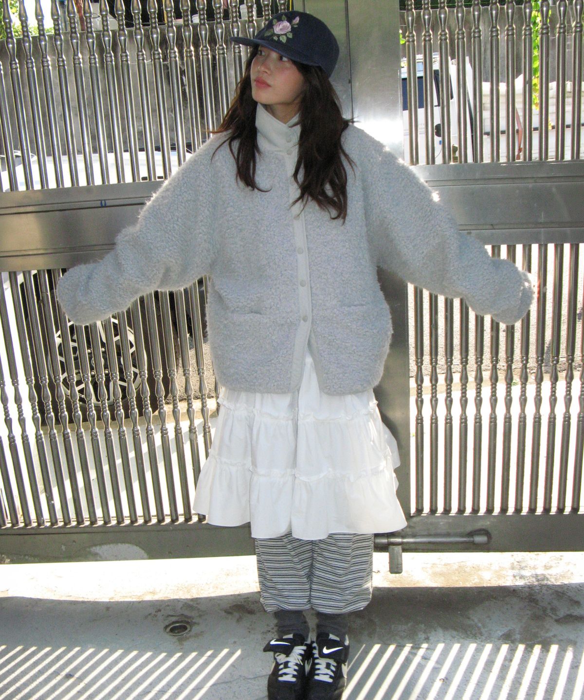 론론(RONRON) REVERSIBLE CONTRAST FLEECE JUMPER LIGHT GREY