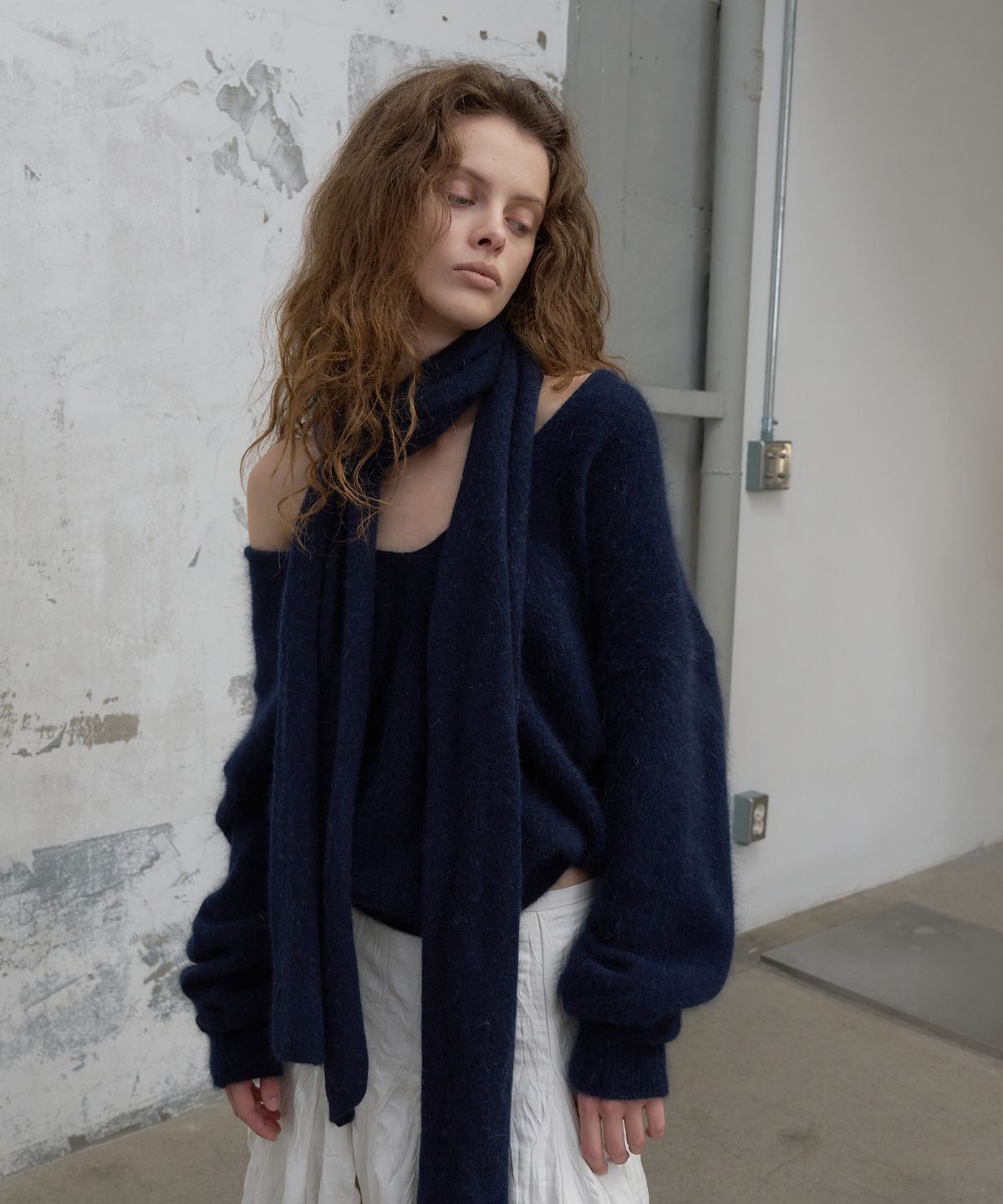 포에토(FOETO) Angora deep v-neck (muffler set) - blue navy