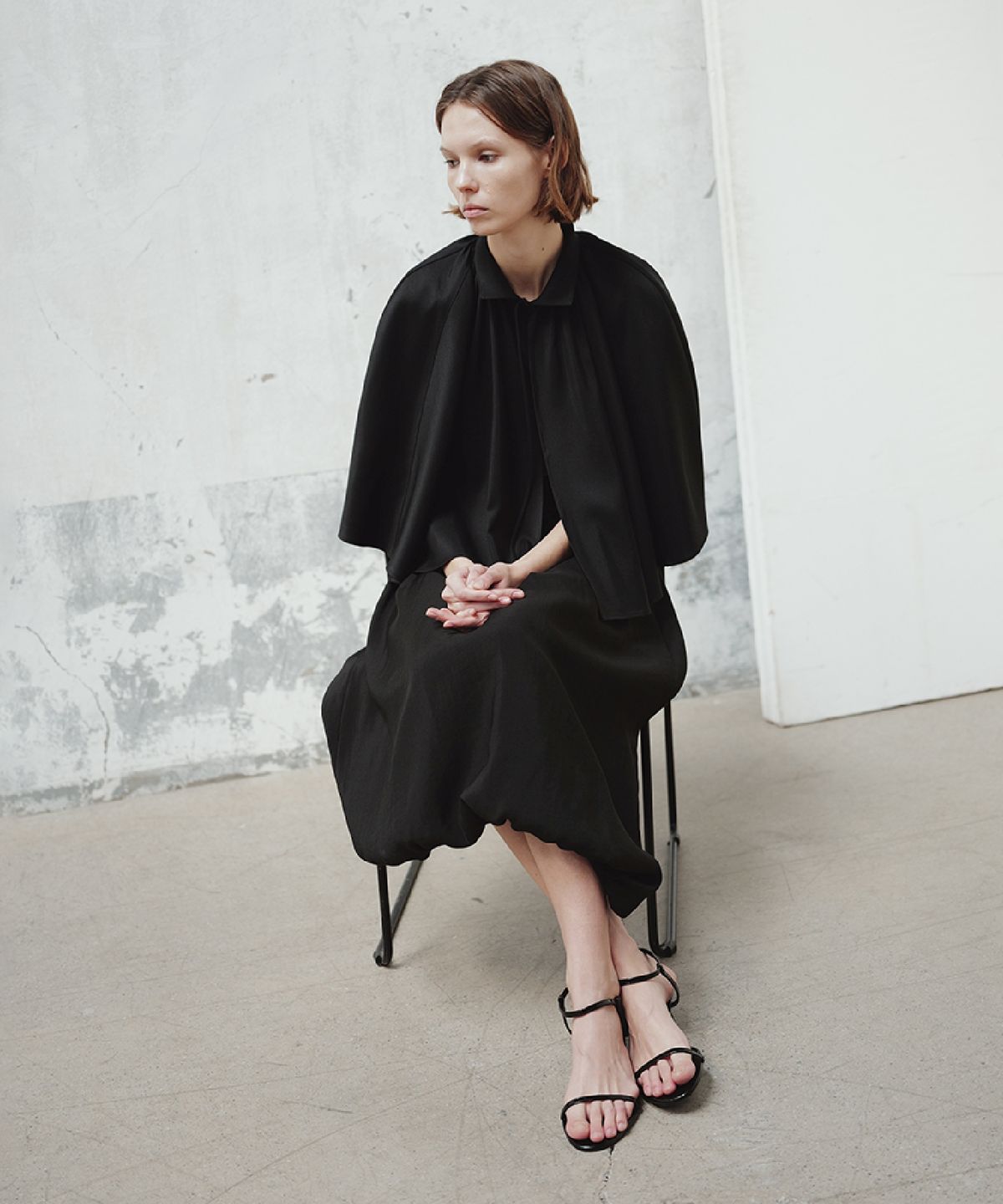 더룸(THELOOM) GATHERED NECK CAPELET_BLACK