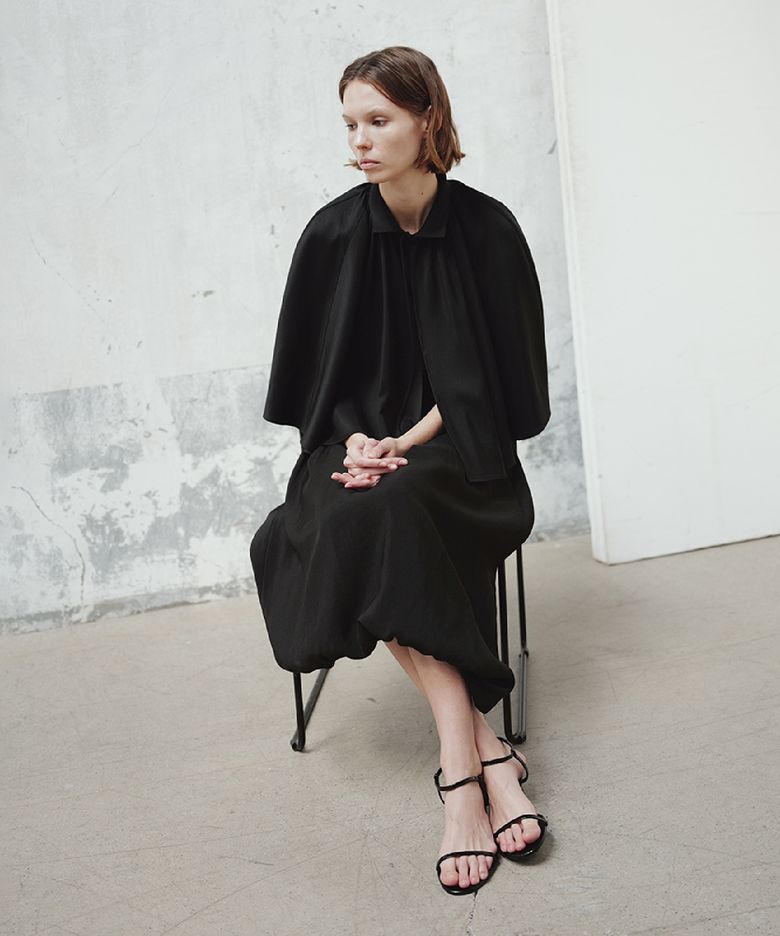 GATHERED NECK CAPELET_BLACK