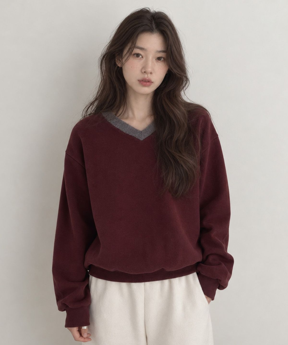 넌즈시(NUNZSI) 컬러 블록 브이넥 기모 맨투맨 버건디