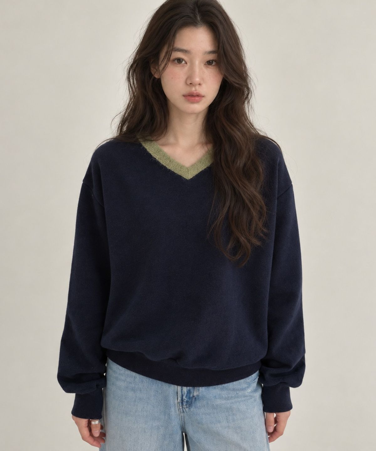 넌즈시(NUNZSI) 컬러 블록 브이넥 기모 맨투맨 네이비