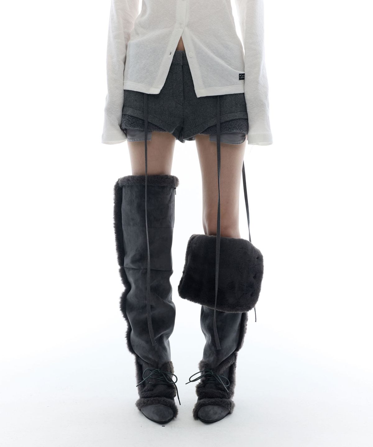 오호스(OJOS) Asym Shearling Wedge Boot / Charcoal