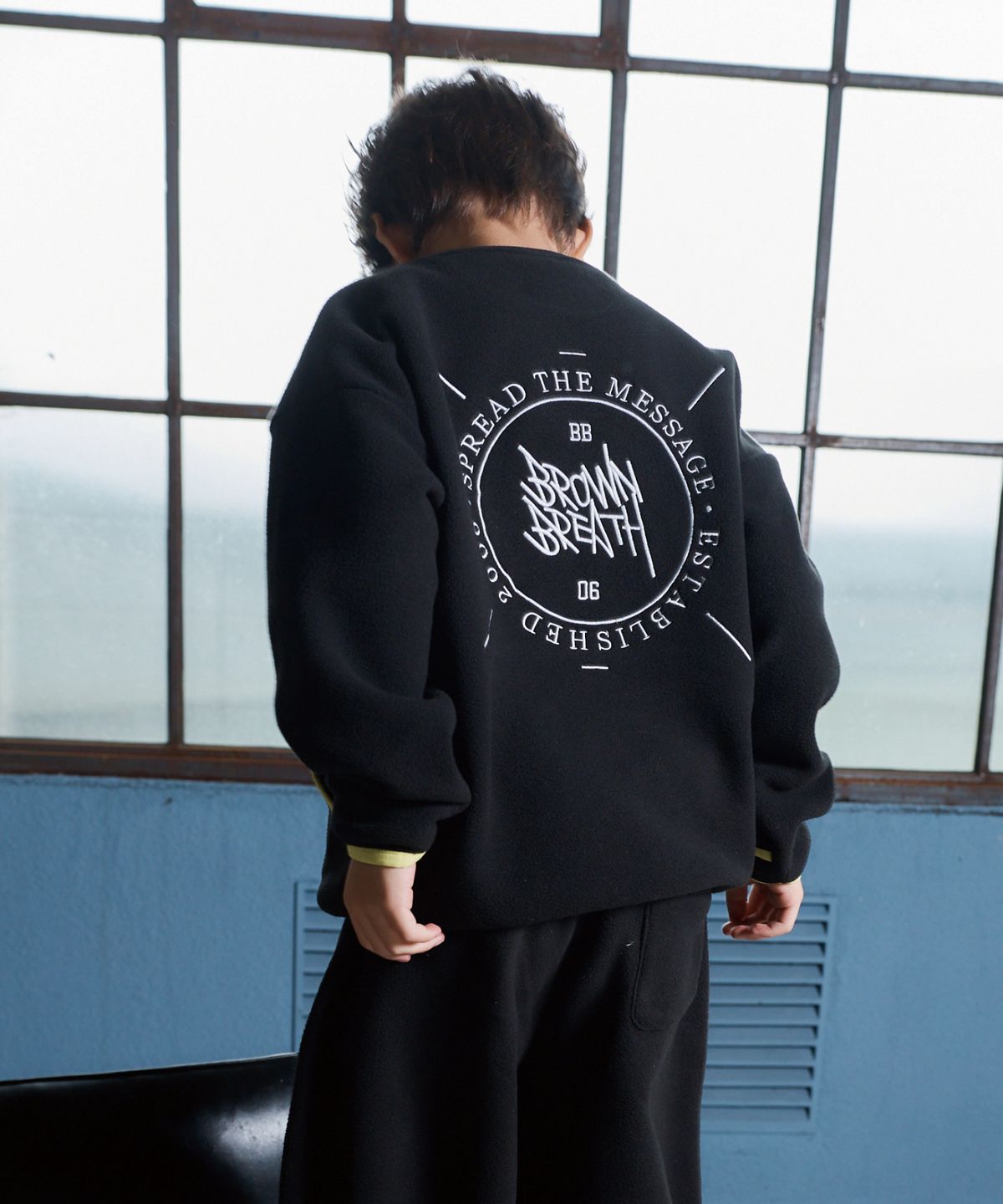 브라운브레스 키즈(BROWNBREATH KIDS) KIDS FLEECE STAMP TAG CREWNECK - BLACK