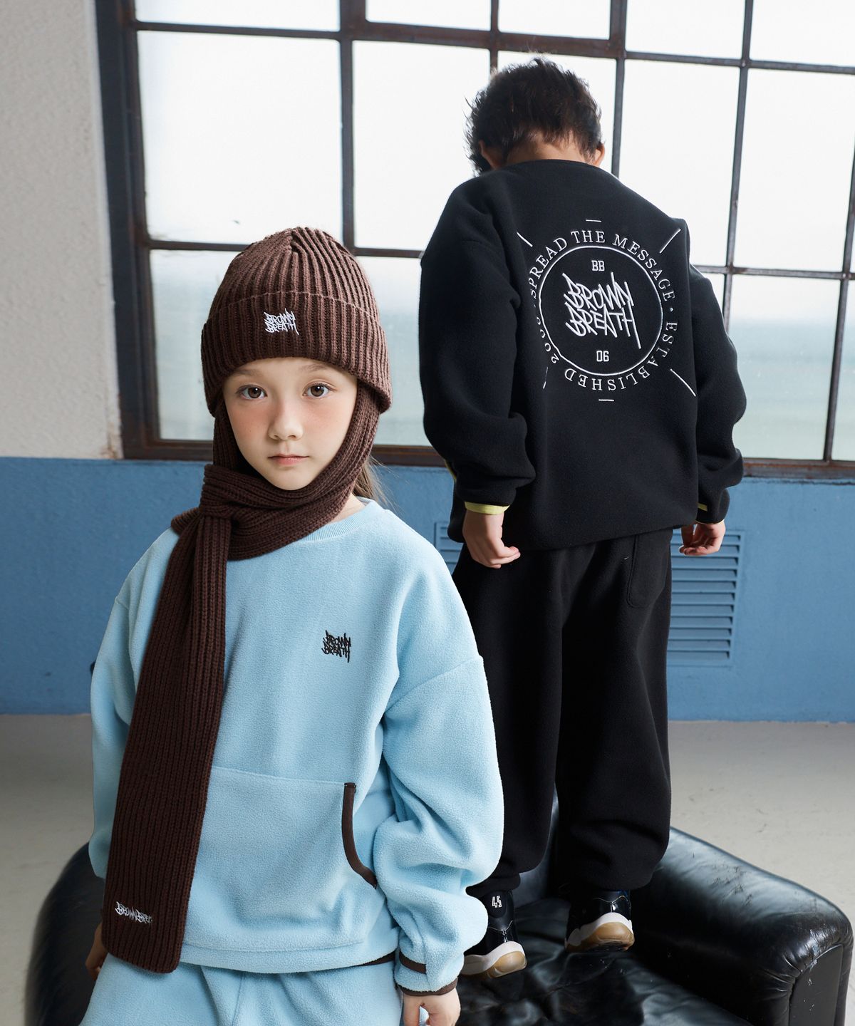 브라운브레스 키즈(BROWNBREATH KIDS) KIDS FLEECE STAMP TAG CREWNECK SETUP_2COLOR