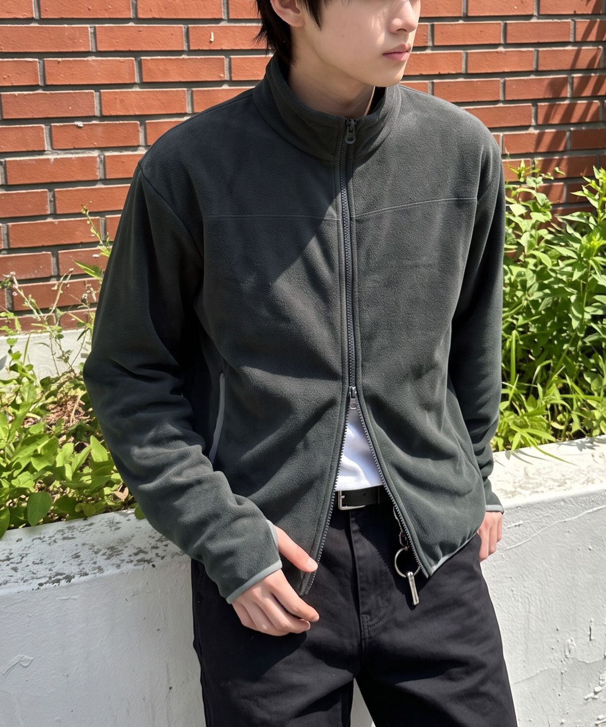 언더오프(UNDEROFF) 블랭킷 플리스 핑거홀 크롭 집업 차콜