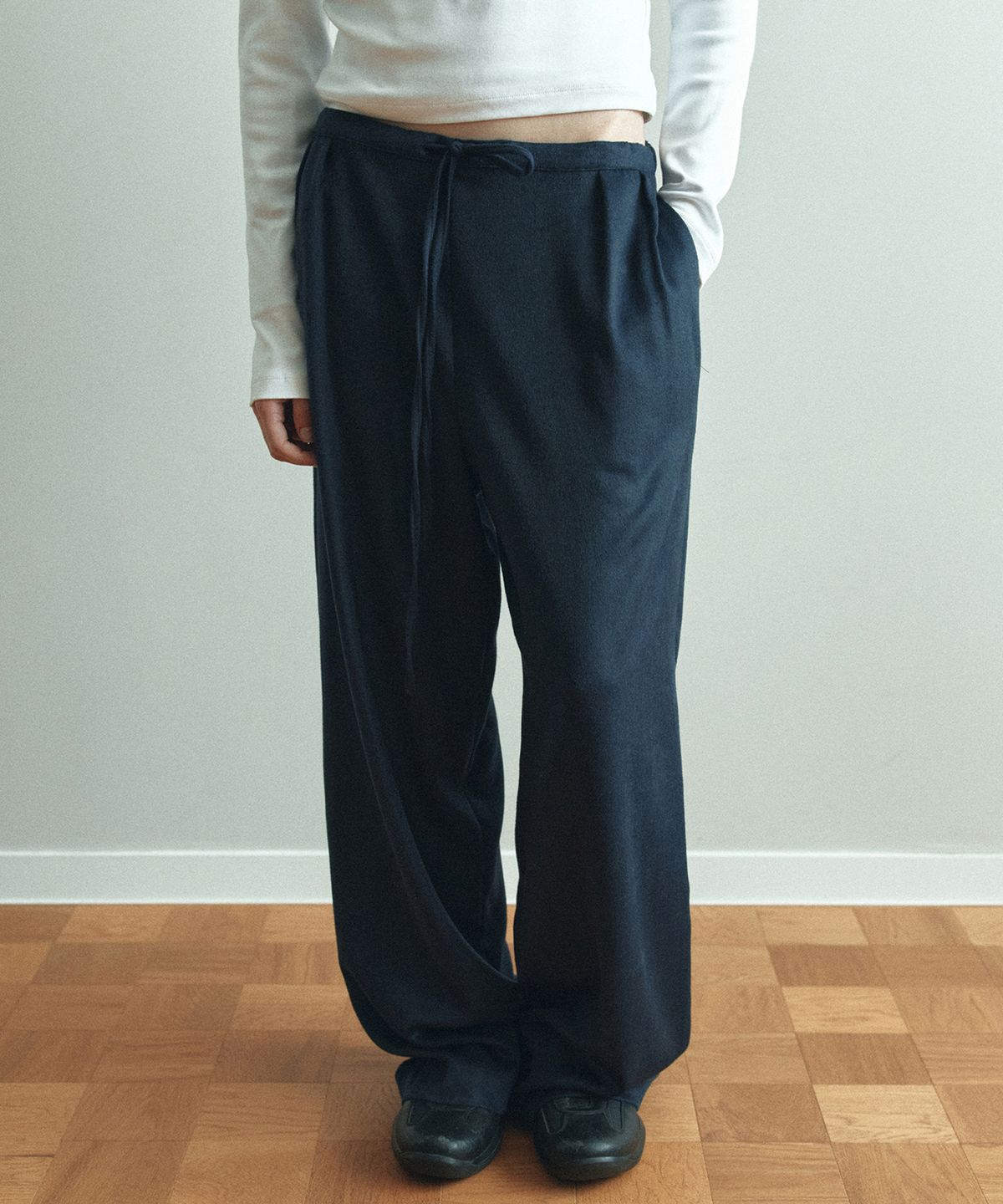 파로(FAHRO) WIDE TWO TUCK PANTS NAVY