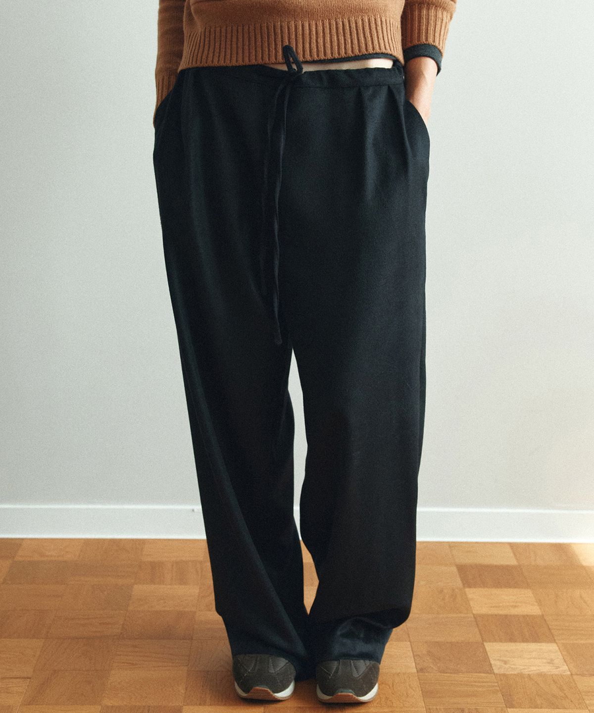 파로(FAHRO) WIDE TWO TUCK PANTS BLACK
