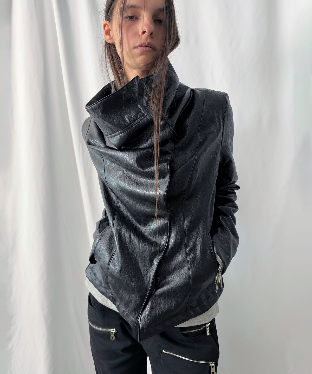 애시메트리(ASYMMETRY) CONVERTIBLE DRAPE LEATHER JACKET / BLACK
