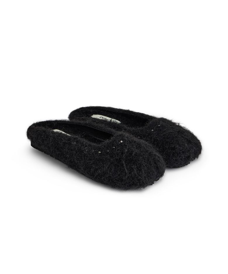 TABI STUD POINT SLIPPERS IN BLACK
