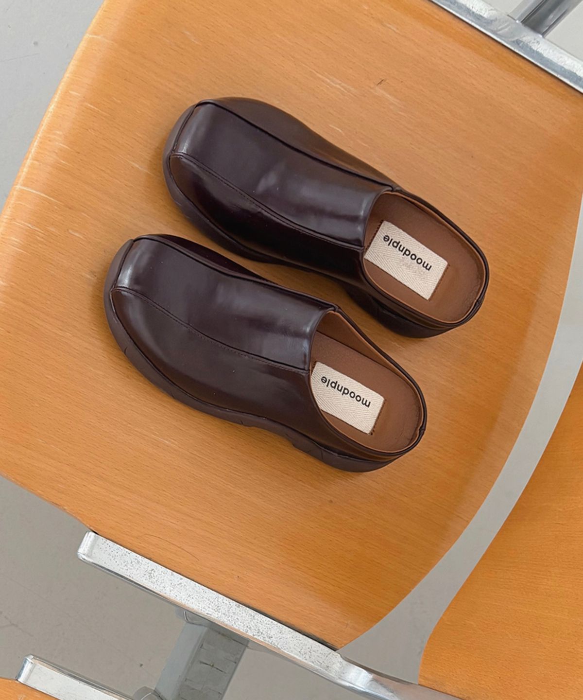 무드앤플(MOODNPLE) Navie 러버솔 슬라이드 뮬 2color 2cm