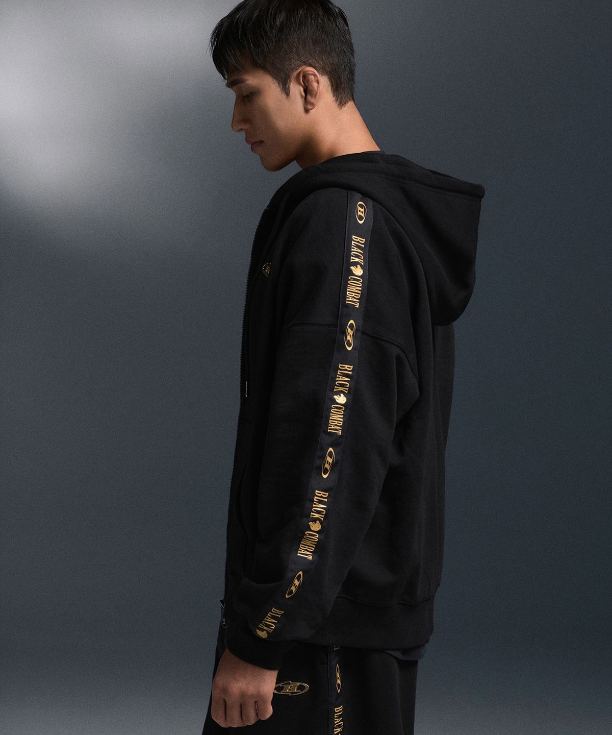 본투윈(BORN TO WIN) [BORNTOWIN X BLACK COMBAT] HOODIE ZIP-UP [BLACK]