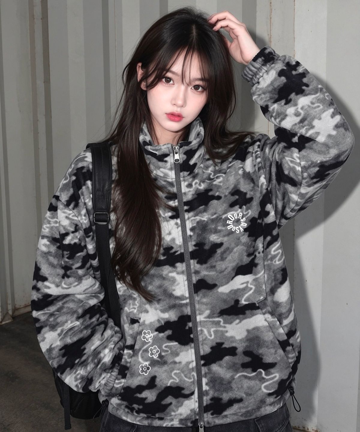 아워세이아워(OURSAYSOUR) 라운드 로고 카모 플리스 집업 챠콜