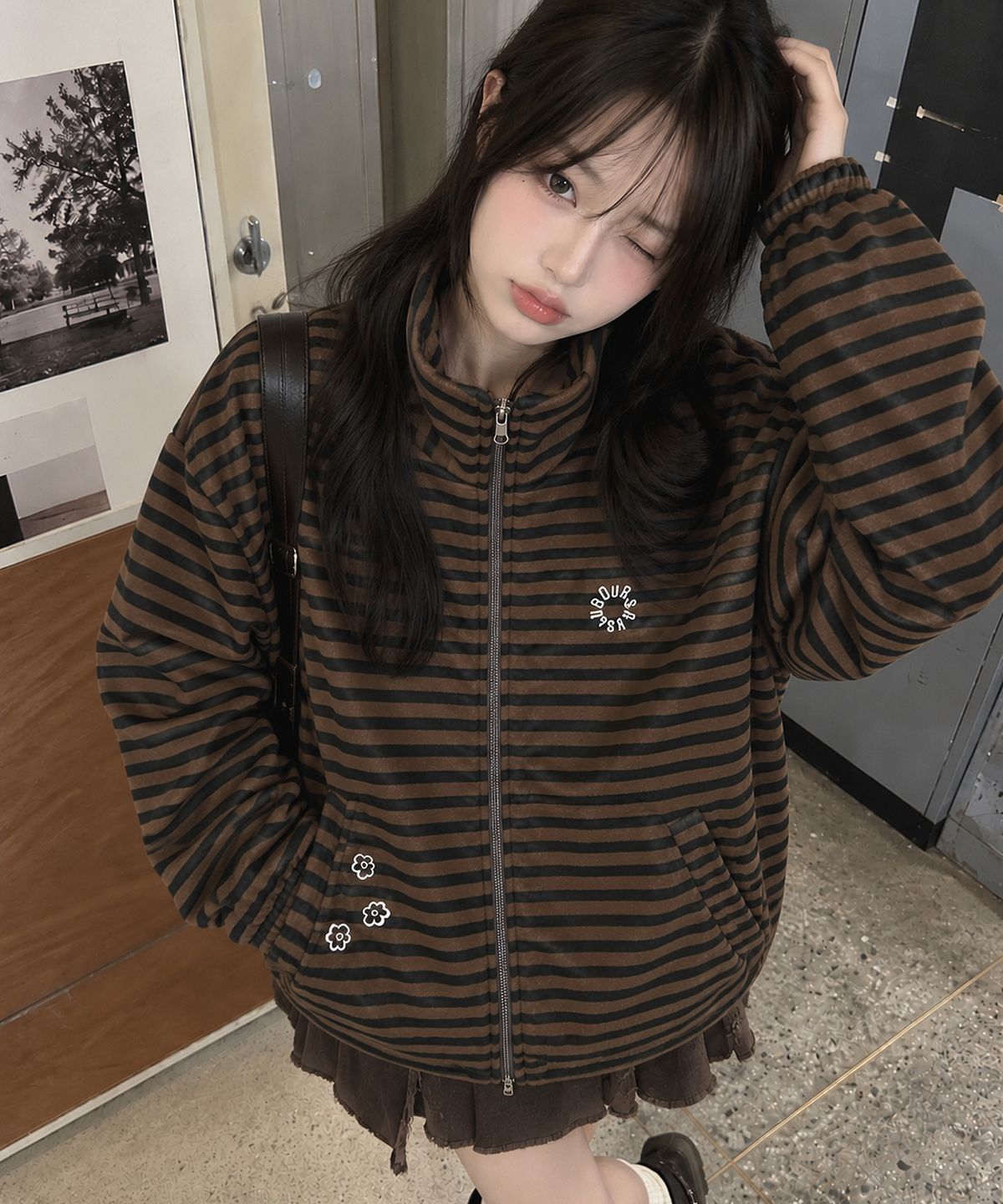 아워세이아워(OURSAYSOUR) 라운드 로고 스트라이프 플리스 집업 브라운