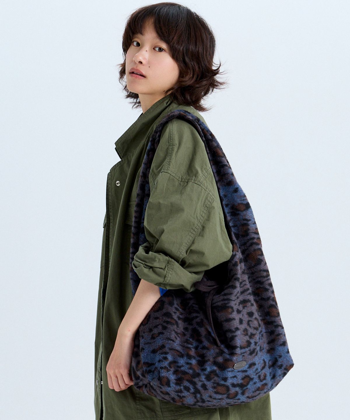마크니(MACNI) FLIP SUEDE SHOULDER BAG CHARCOAL